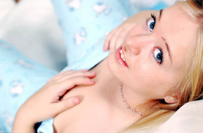 Kirsten, une amatrice aux gros seins, se fait taquiner sur le lit en pyjama.
 #73126434