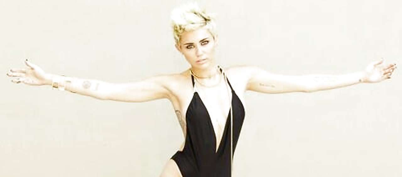 Miley cyrus se ve muy sexy y caliente en bikini negro #75228419