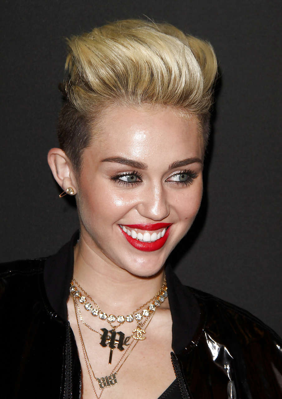 Miley cyrus se ve muy sexy y caliente en bikini negro #75228459