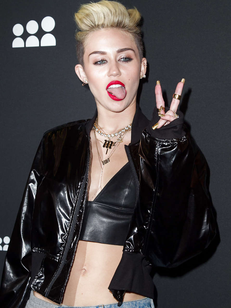 Miley cyrus se ve muy sexy y caliente en bikini negro #75228480