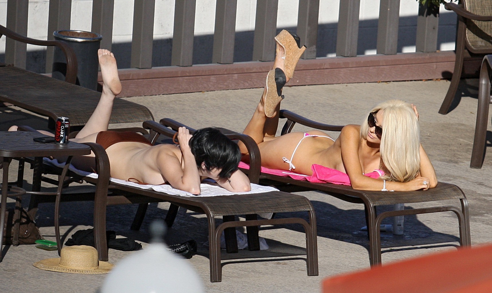 コートニー・ストッデンがトップレスで日焼けし、プールサイドでガールフレンドとキスをしている。
 #75197635