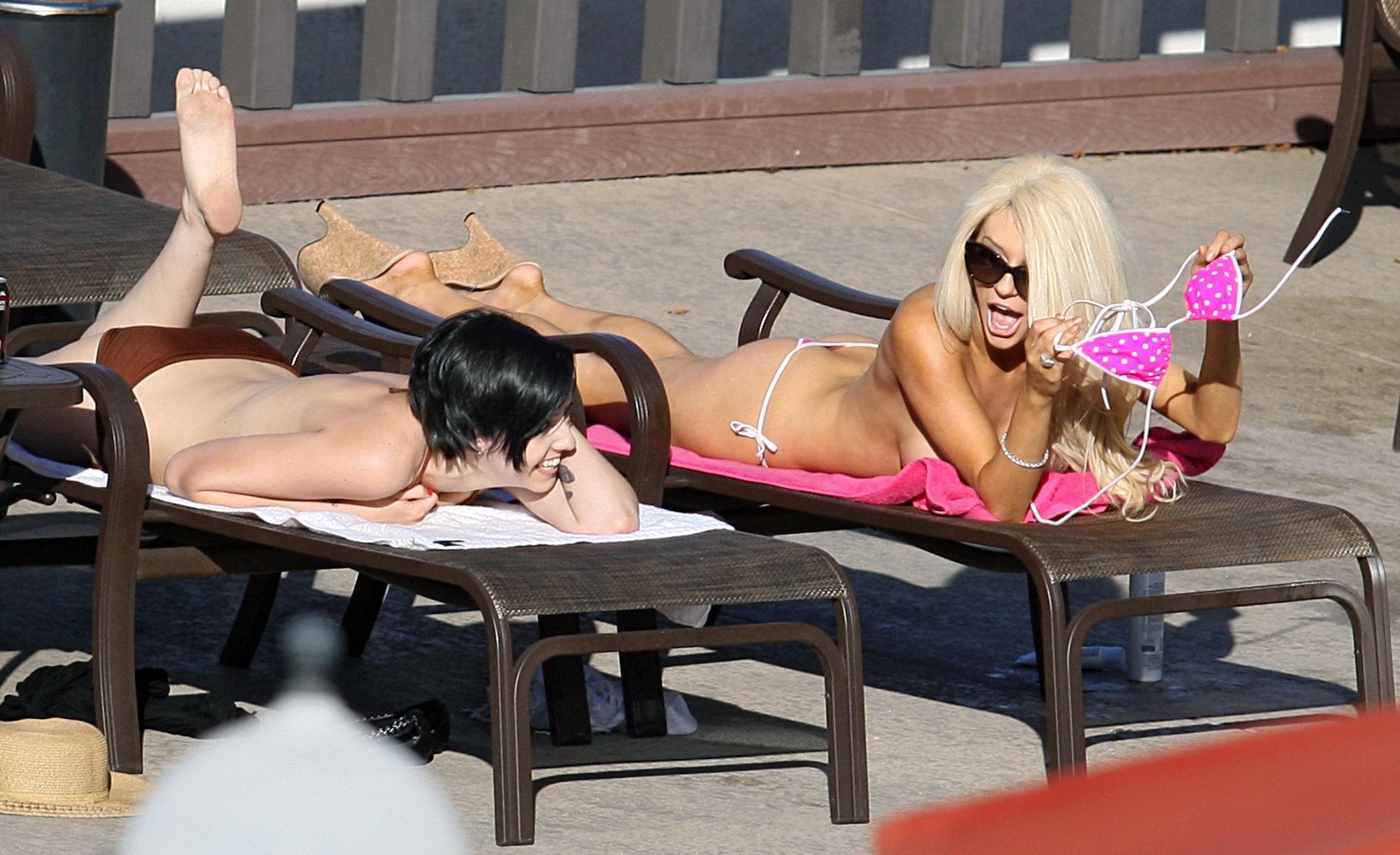 Courtney Stodden abbronzatura topless e baciare qualche ragazza a bordo piscina a La
 #75197646