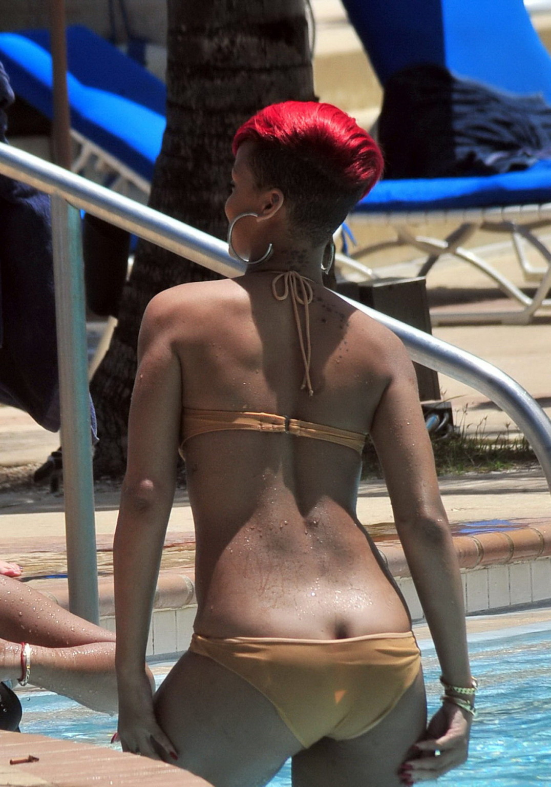Rihanna zeigt eine Arschritze im nassen Bikini am Pool in Barbados
 #75344505