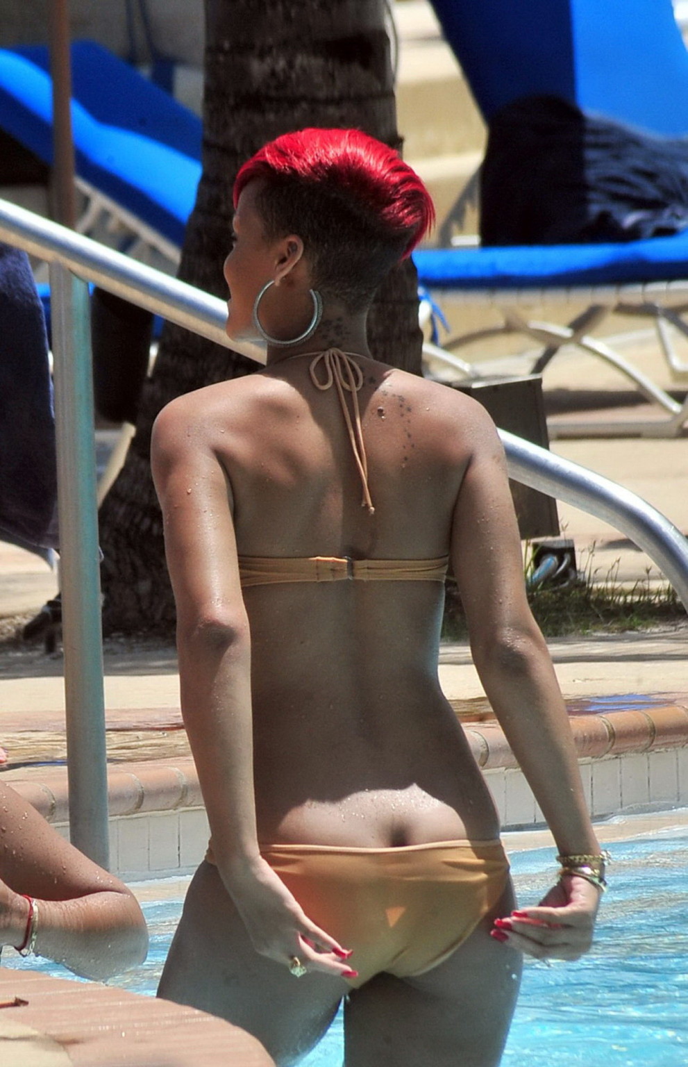 Rihanna mostrando la raja del culo en bikini mojado junto a la piscina en barbados
 #75344512