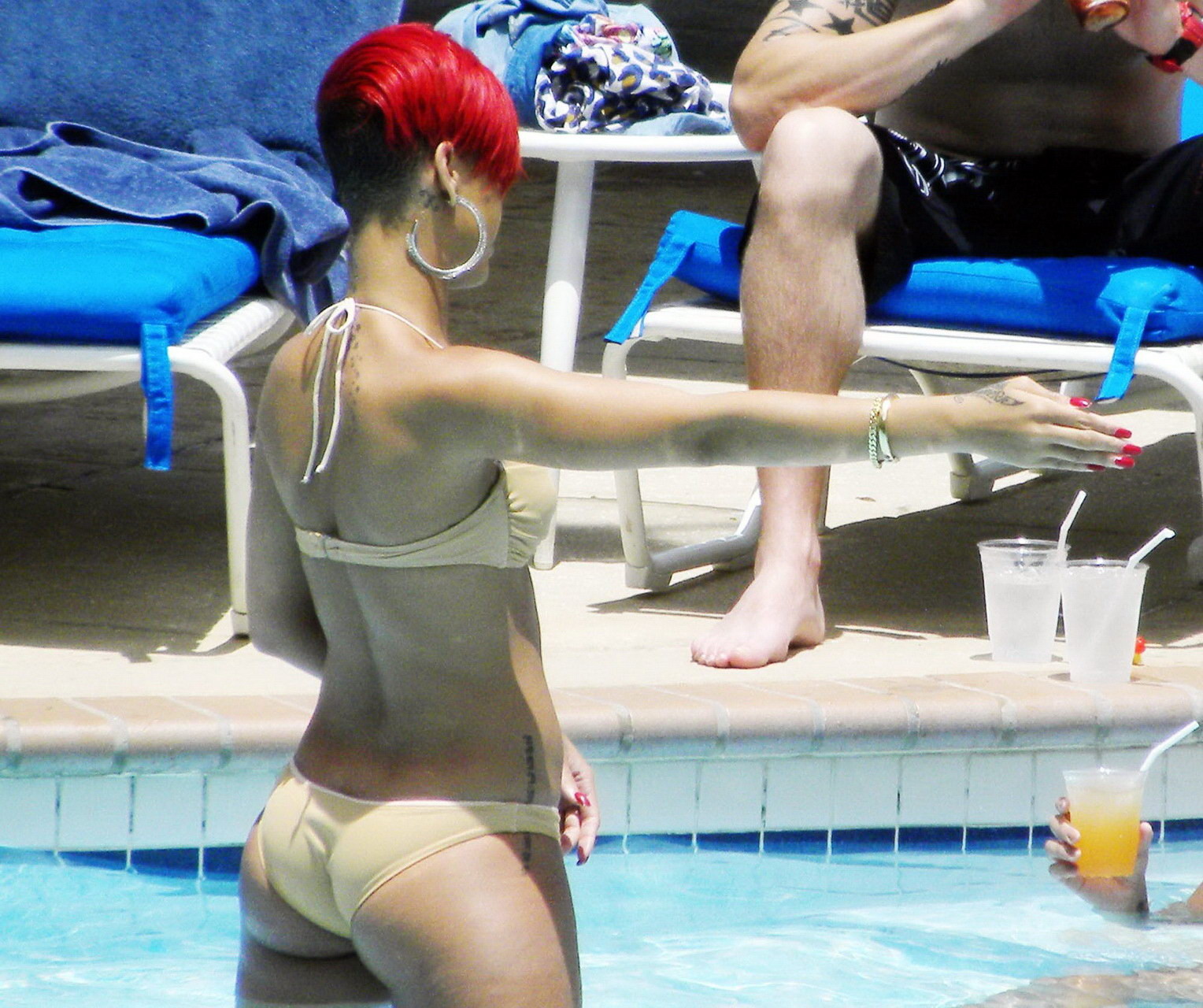 Rihanna zeigt eine Arschritze im nassen Bikini am Pool in Barbados
 #75344530