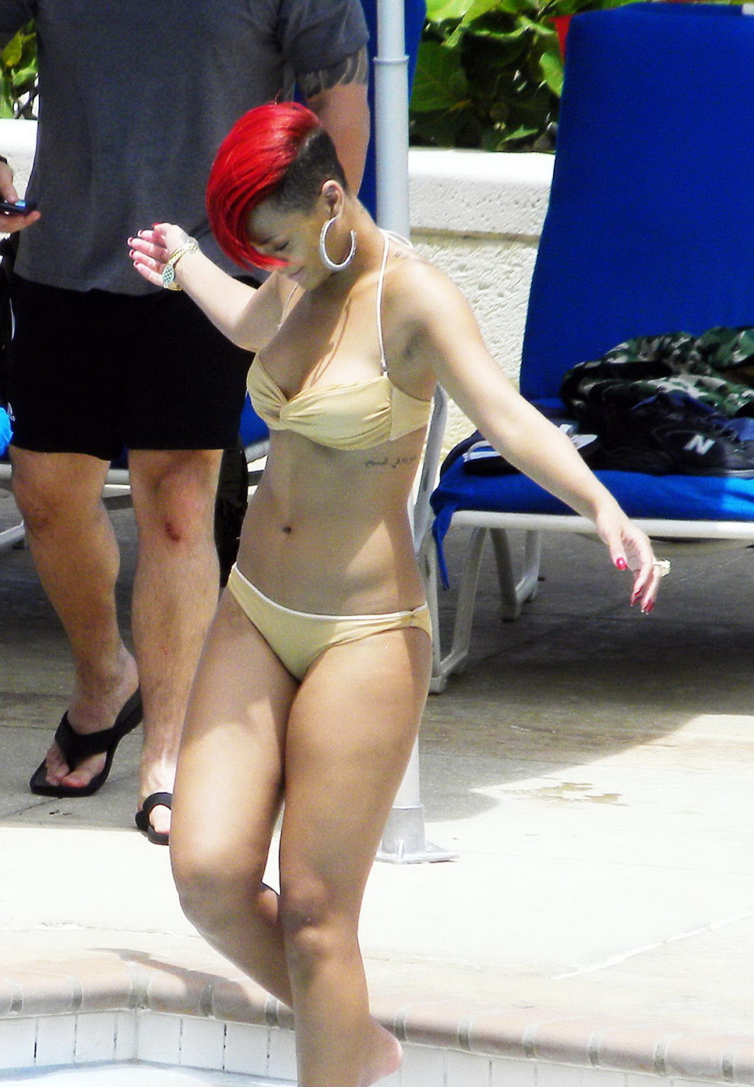 Rihanna mostrando la raja del culo en bikini mojado junto a la piscina en barbados
 #75344555