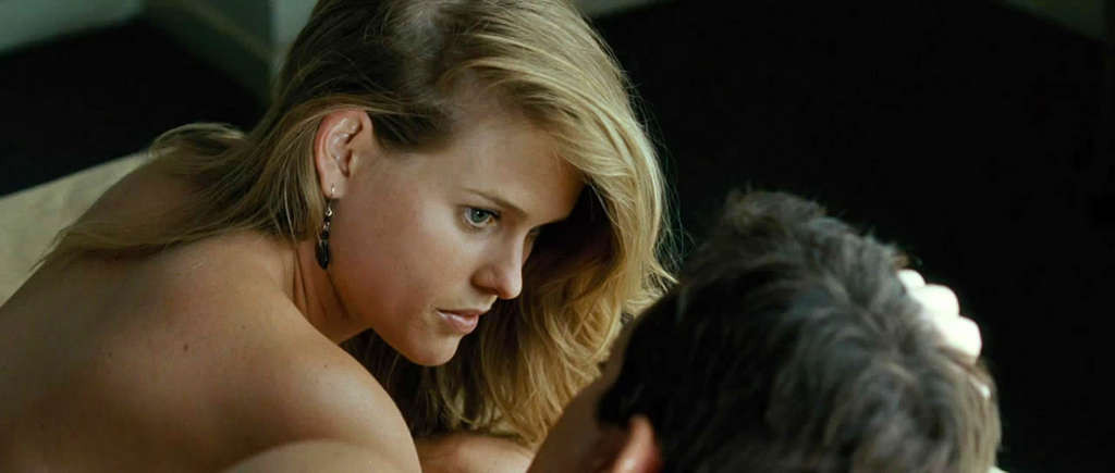 Alice eve zeigt ihre schönen großen Titten und posiert sehr sexy
 #75356301