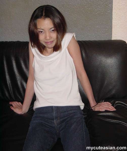 Japonaise ouvre ses jambes et montre son trou
 #69999293
