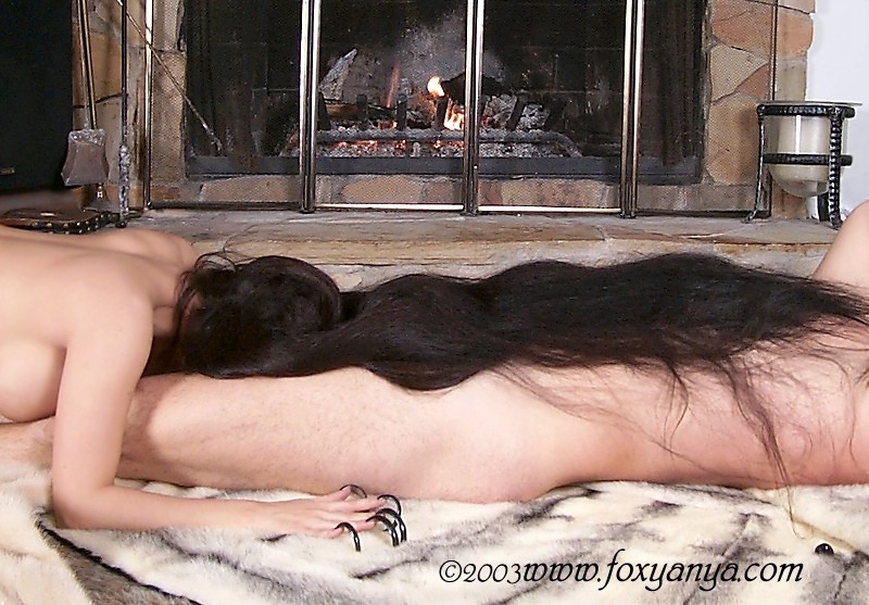 Une jeune latina aux cheveux longs qui fait une séance de coiffure et suce une bite.
 #74938896
