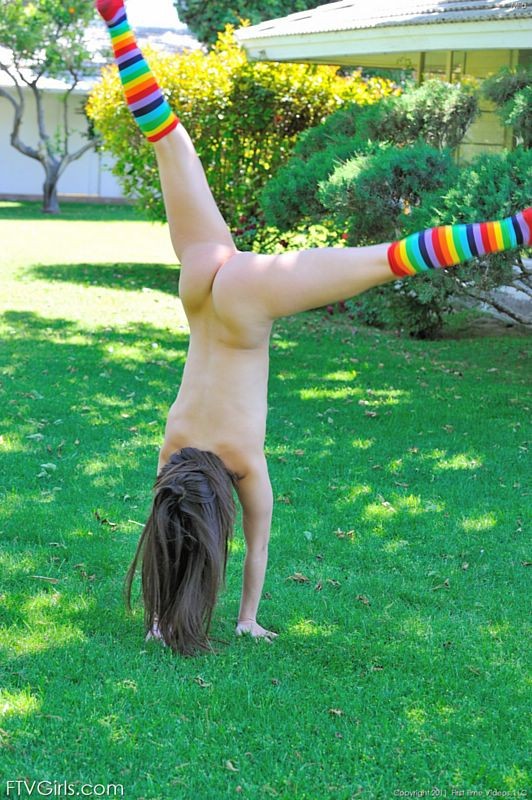 Flexible Brünette macht nackt Cartwheels im Park
 #67317810