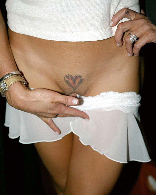 Katie Price Jordan entblößt ihre großen Brüste im Netzshirt und Tatoo über ihrer Muschi
 #75392479