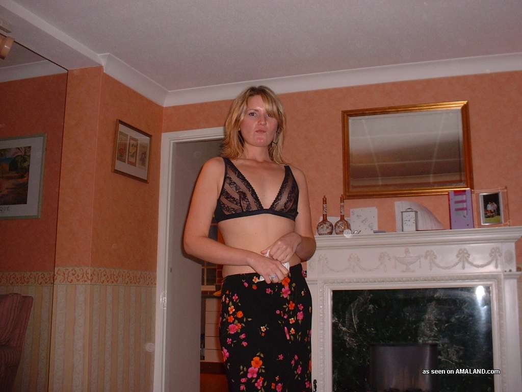 Une copine amateur avec une chatte poilue reçoit une éjaculation sur les seins.
 #75906717