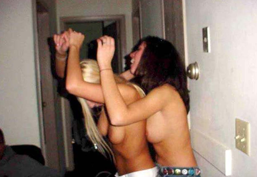Richtig betrunkene Amateur-Freundinnen, die ihre Titten zeigen
 #76396479