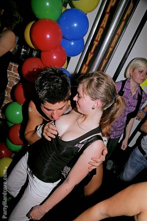 Filles amateurs ivres baisant en public
 #78898384