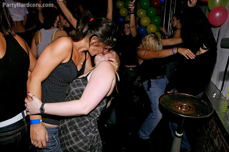 Filles amateurs ivres baisant en public
 #78898413