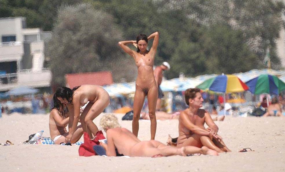 Dos jóvenes nudistas se quitan la ropa rápidamente
 #72251428