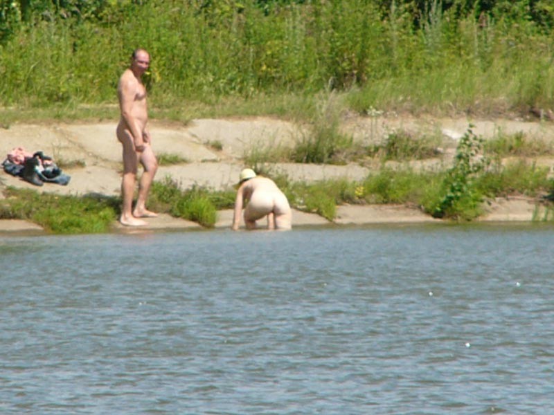 Dos jóvenes nudistas se quitan la ropa rápidamente
 #72251452