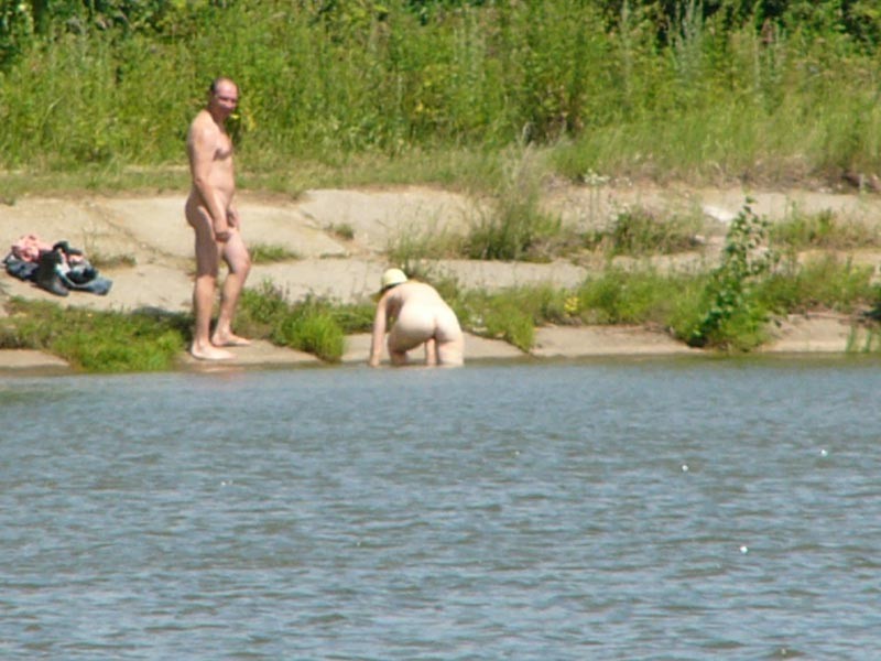 Les vêtements tombent rapidement pour deux jeunes nudistes.
 #72251452