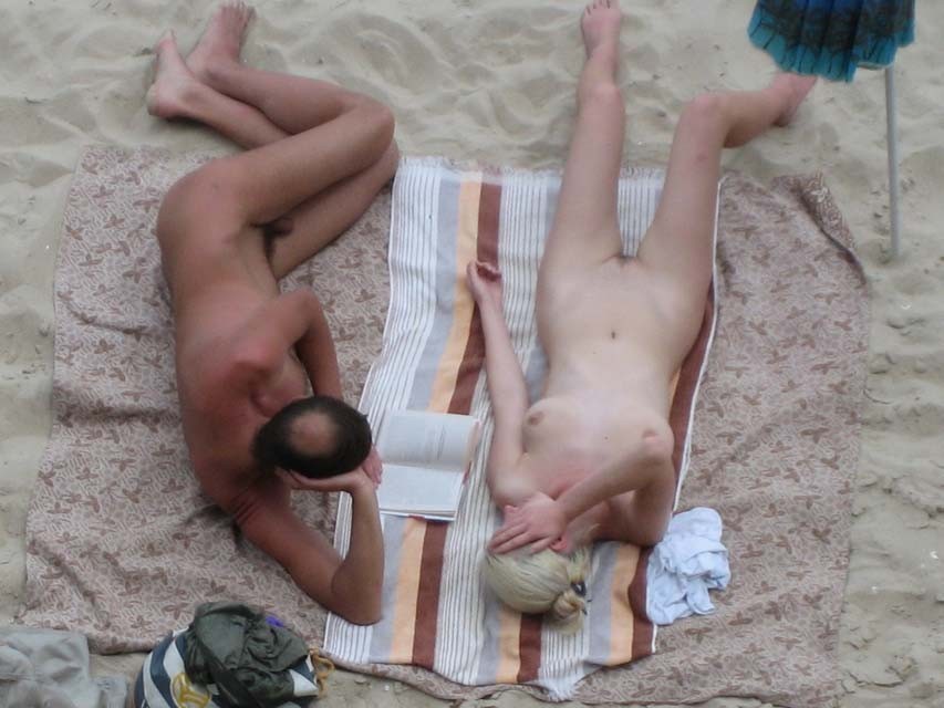 Dos jóvenes nudistas se quitan la ropa rápidamente
 #72251457