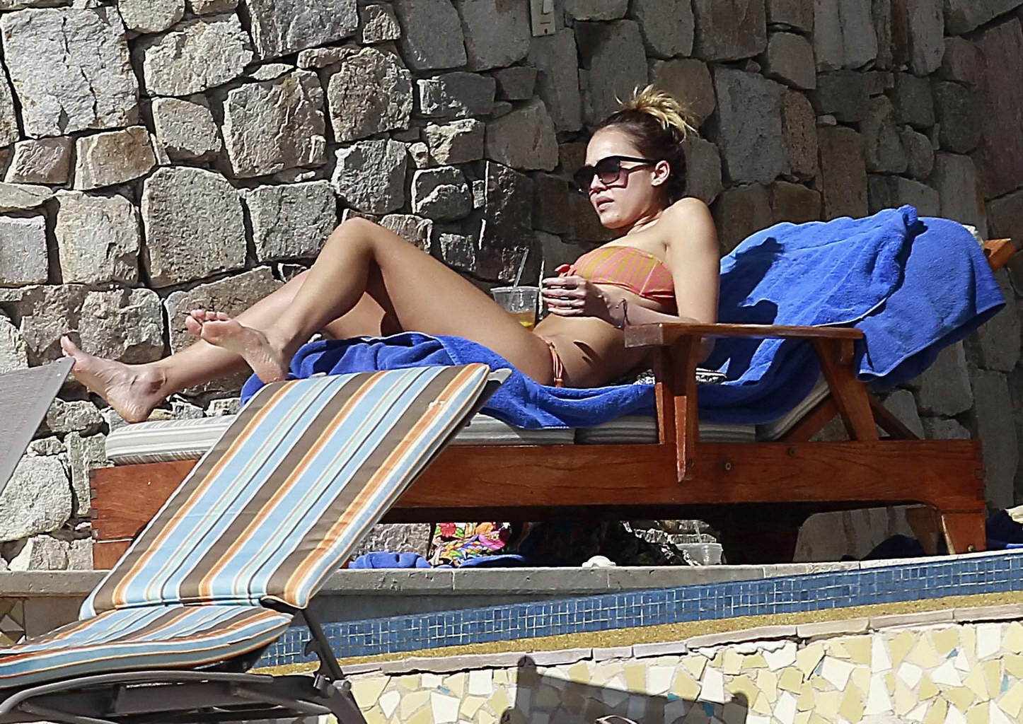 Jessica alba che indossa un bikini a tubo a cabo san lukas
 #75244564