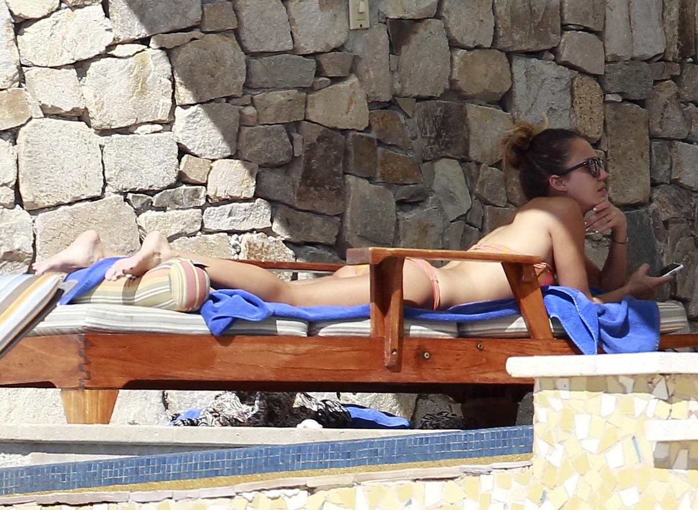 Jessica alba che indossa un bikini a tubo a cabo san lukas
 #75244589