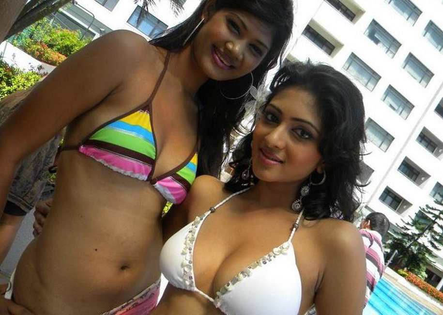 Las verdaderas amigas indias se desnudan y se ensucian
 #67268903