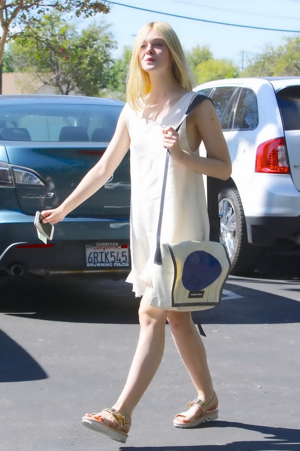 Elle fanning mostra la sua tetta nuda in mini abito bianco
 #75151755