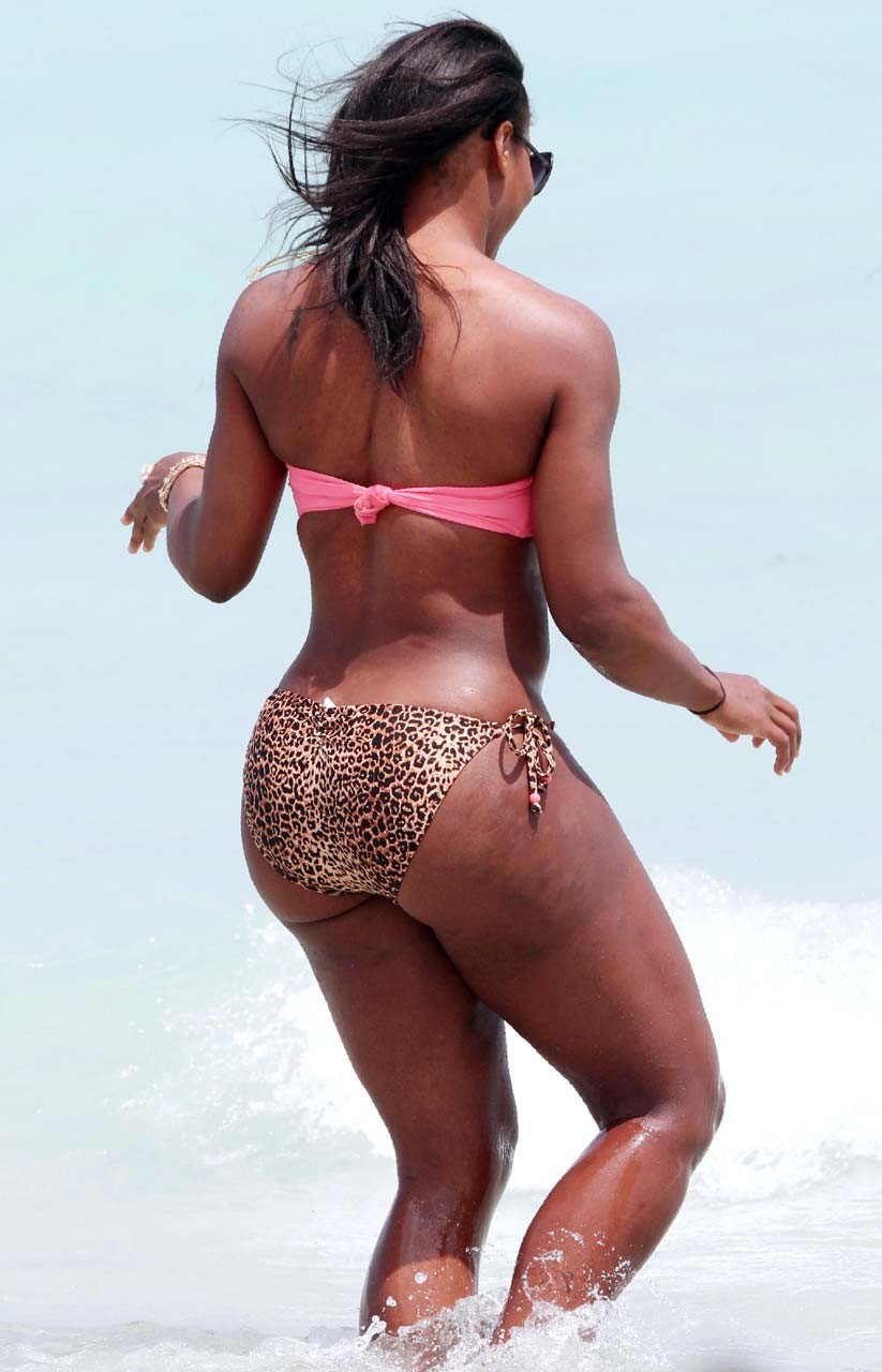 Serena williams exposant son corps sexy en bikini et ses énormes fesses sur la plage
 #75306638