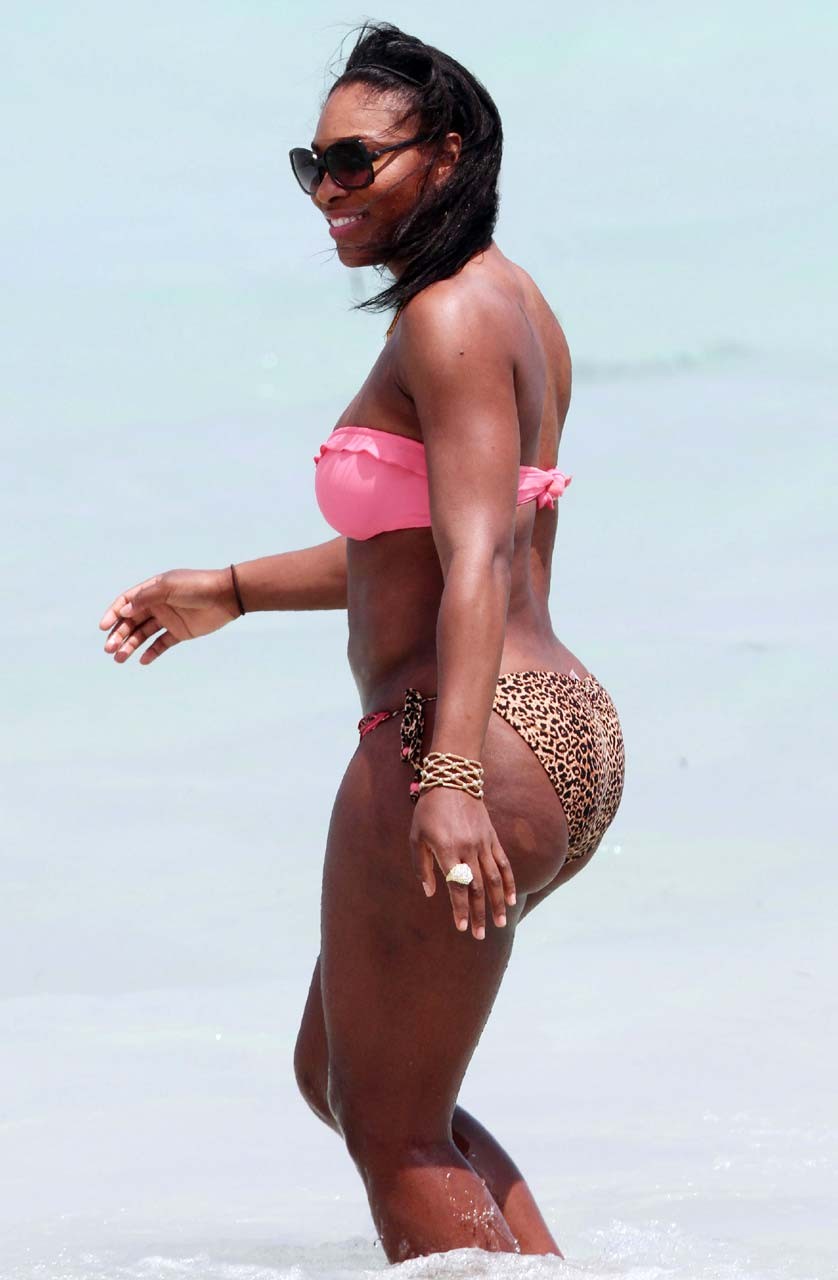 Serena Williams che espone il corpo sexy del bikini e il culo enorme del cazzo sulla spiaggia
 #75306643