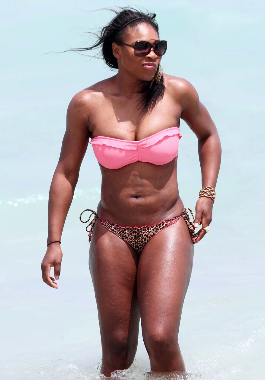 Serena Williams che espone il corpo sexy del bikini e il culo enorme del cazzo sulla spiaggia
 #75306648