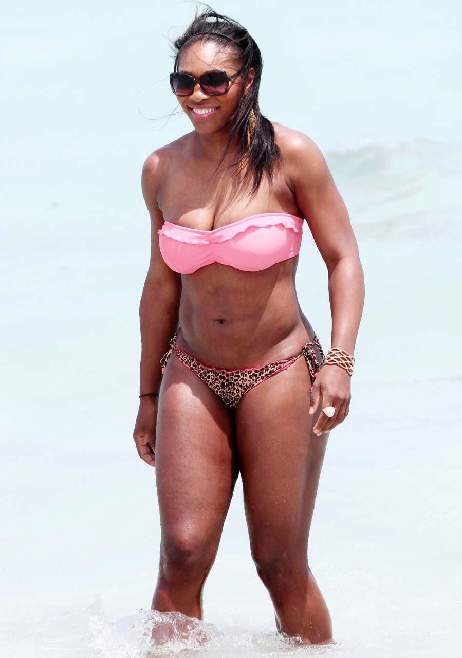 Serena Williams che espone il corpo sexy del bikini e il culo enorme del cazzo sulla spiaggia
 #75306653