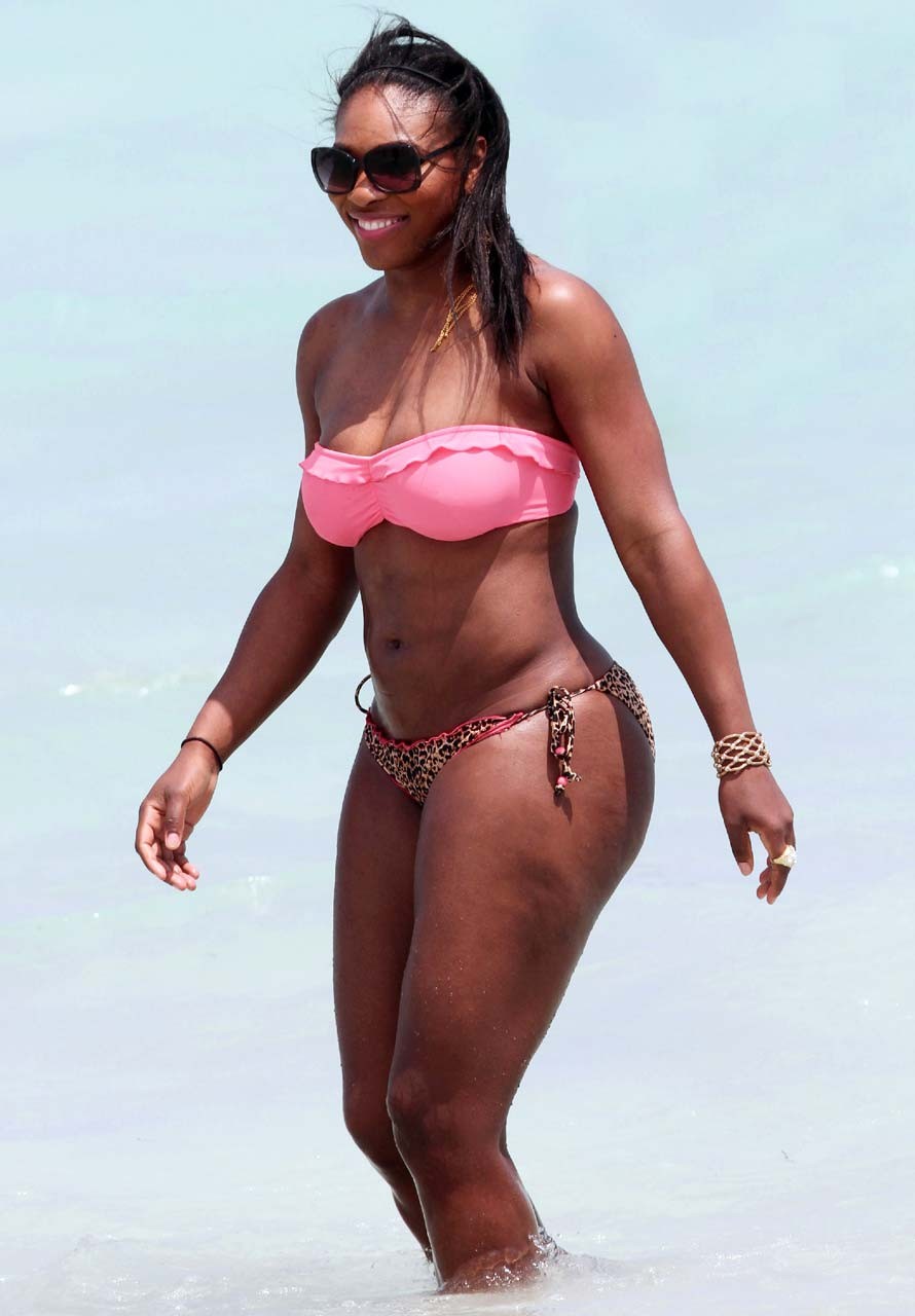 Serena Williams entblößt sexy Bikini Körper und ficken riesigen Arsch am Strand
 #75306661