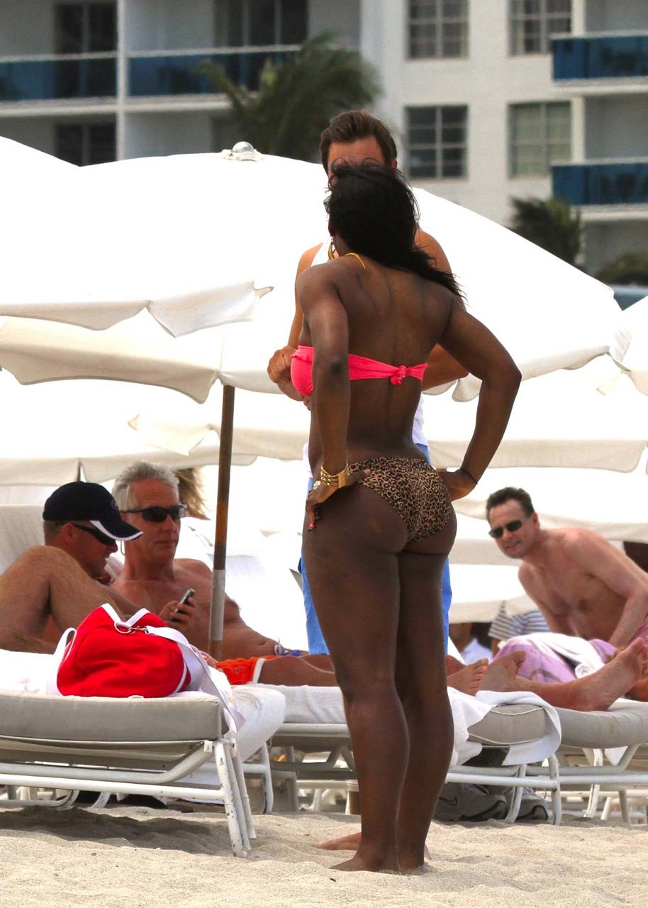 Serena Williams entblößt sexy Bikini Körper und ficken riesigen Arsch am Strand
 #75306665