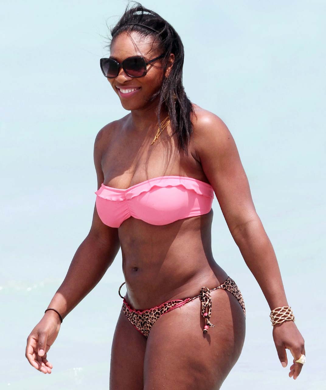Serena Williams che espone il corpo sexy del bikini e il culo enorme del cazzo sulla spiaggia
 #75306671