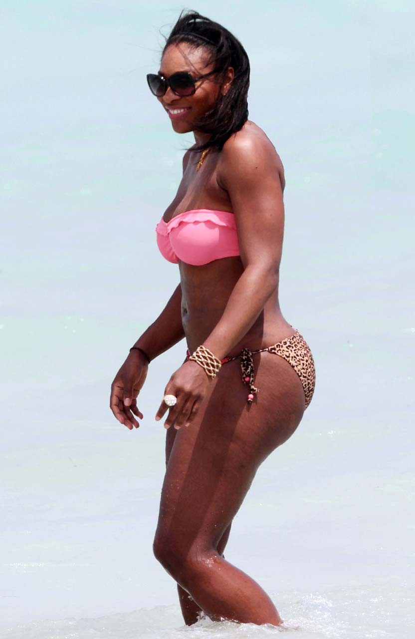 Serena Williams che espone il corpo sexy del bikini e il culo enorme del cazzo sulla spiaggia
 #75306677