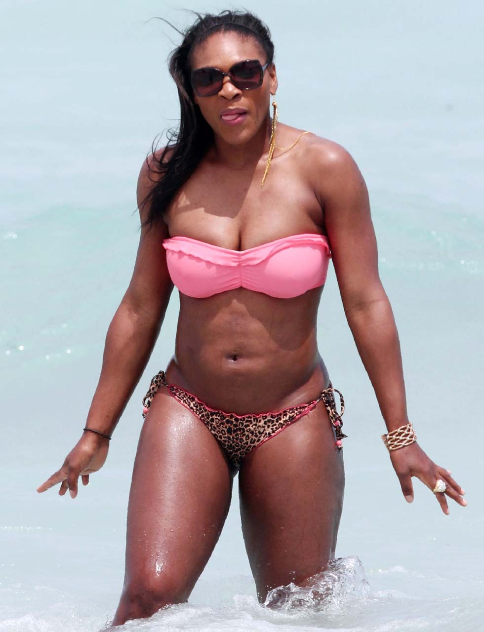 Serena Williams che espone il corpo sexy del bikini e il culo enorme del cazzo sulla spiaggia
 #75306690