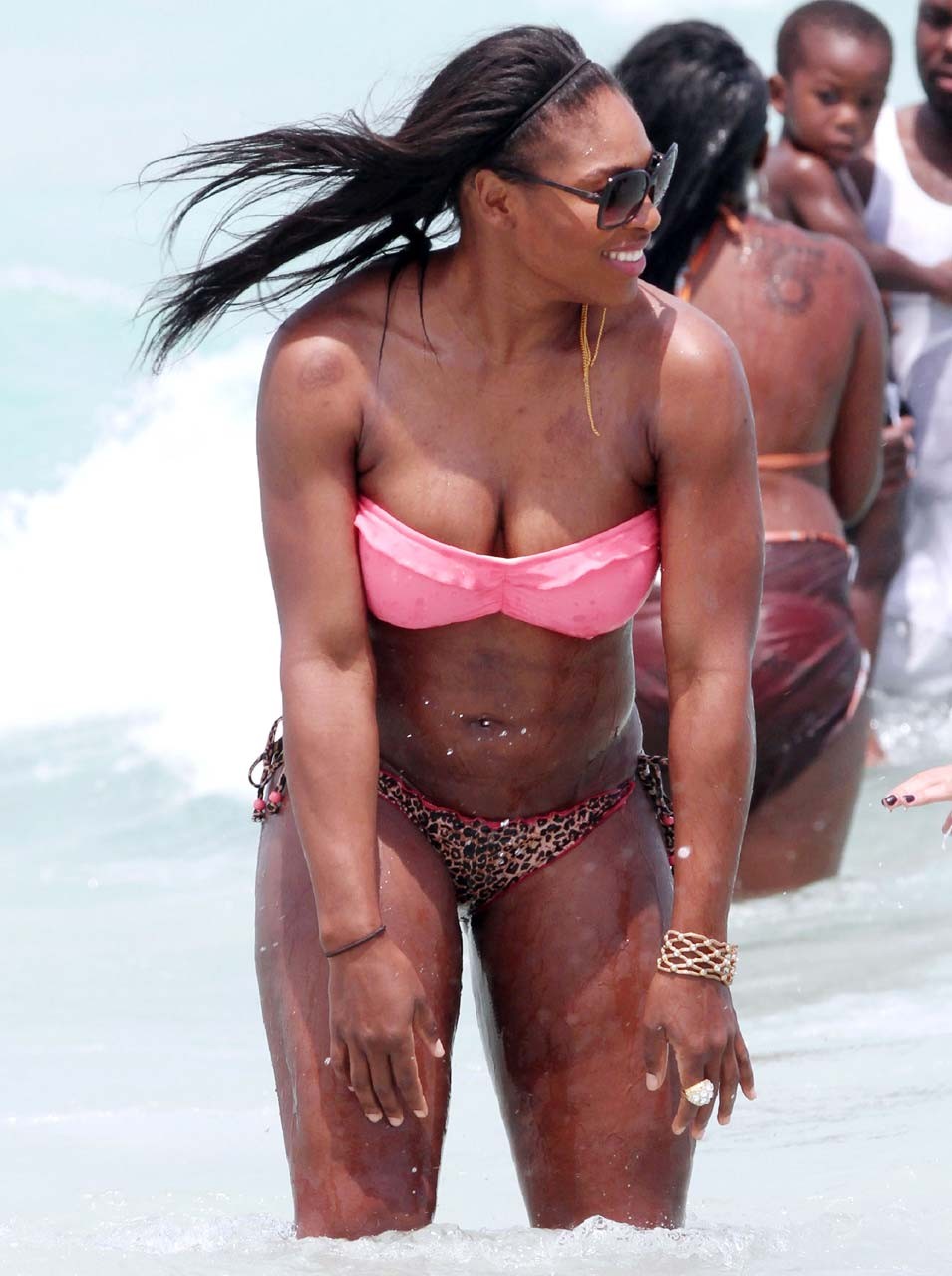 Serena Williams entblößt sexy Bikini Körper und ficken riesigen Arsch am Strand
 #75306699