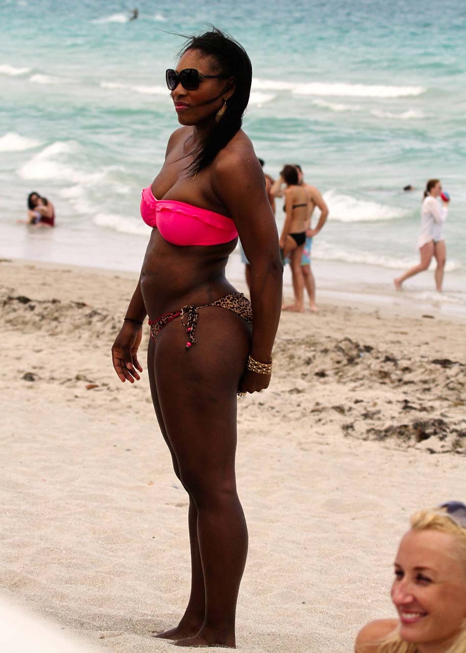 Serena Williams che espone il corpo sexy del bikini e il culo enorme del cazzo sulla spiaggia
 #75306746