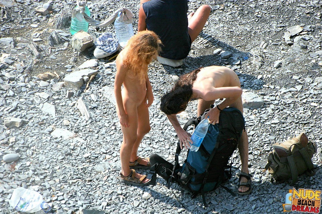 Schamlose Nudisten, die Sonne und Sex am Strand genießen
 #72235501