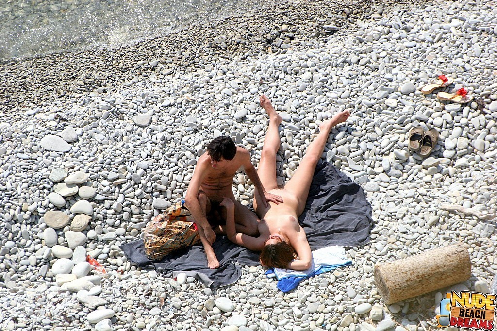 Nudisti senza vergogna che si godono il sole e il sesso sulla spiaggia
 #72235565