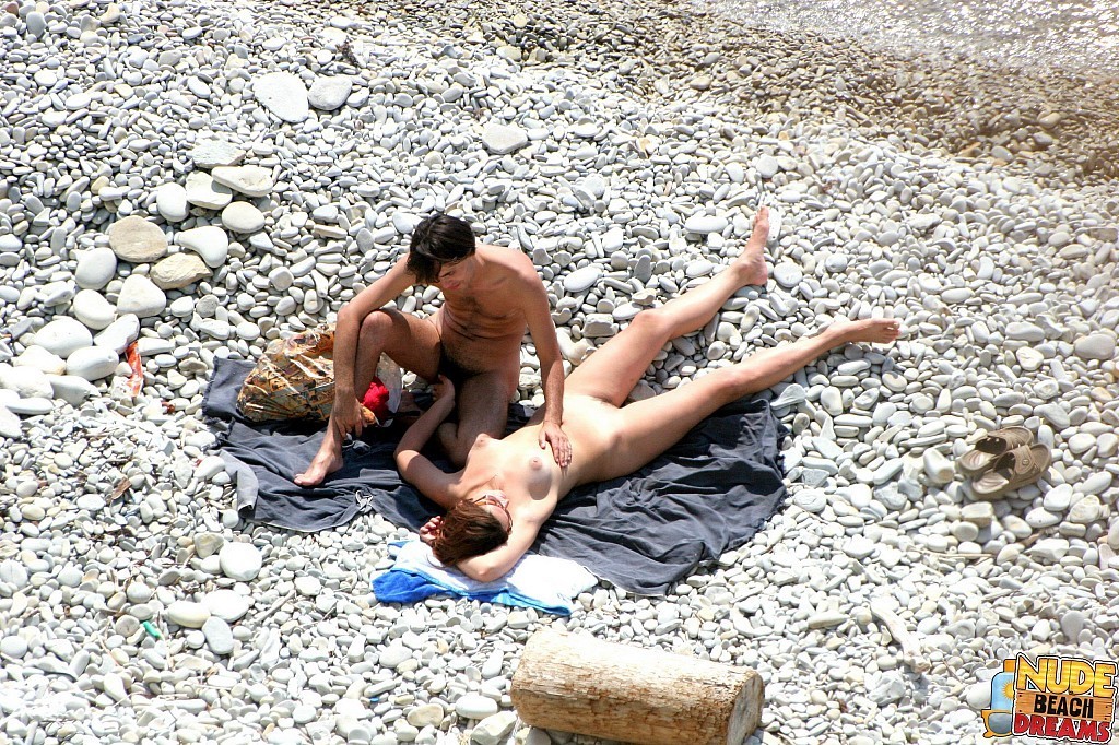 Nudisti senza vergogna che si godono il sole e il sesso sulla spiaggia
 #72235588