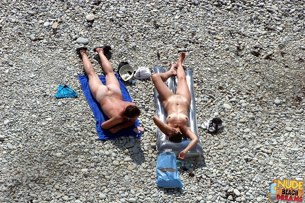 Schamlose Nudisten, die Sonne und Sex am Strand genießen
 #72235598