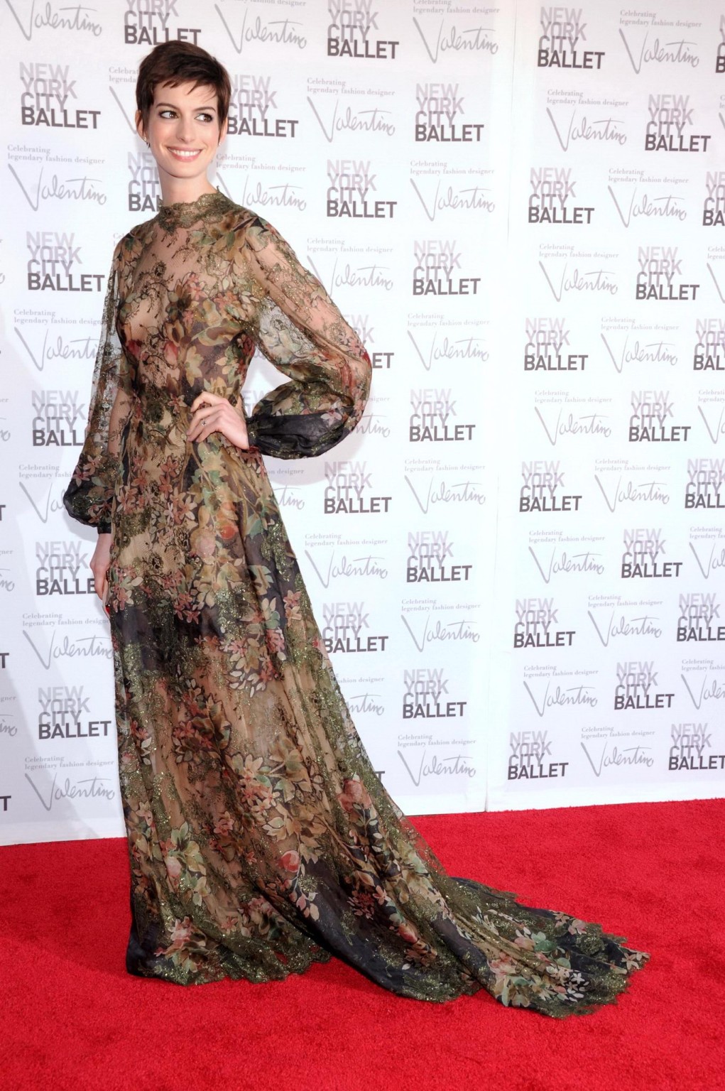 Anne Hathaway senza reggiseno che indossa un vestito parzialmente vedere attraverso a New York balet fa
 #75252280