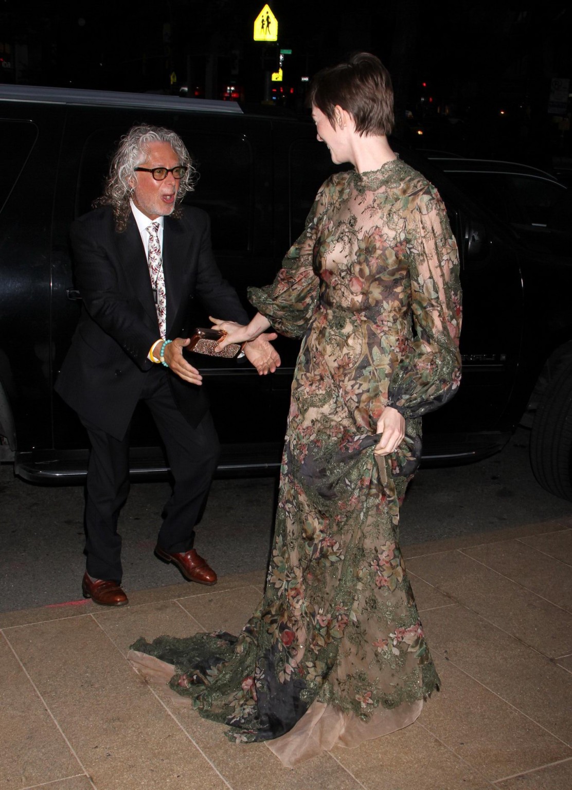 Anne Hathaway sans soutien-gorge dans une robe partiellement transparente au ballet de New York.
 #75252337