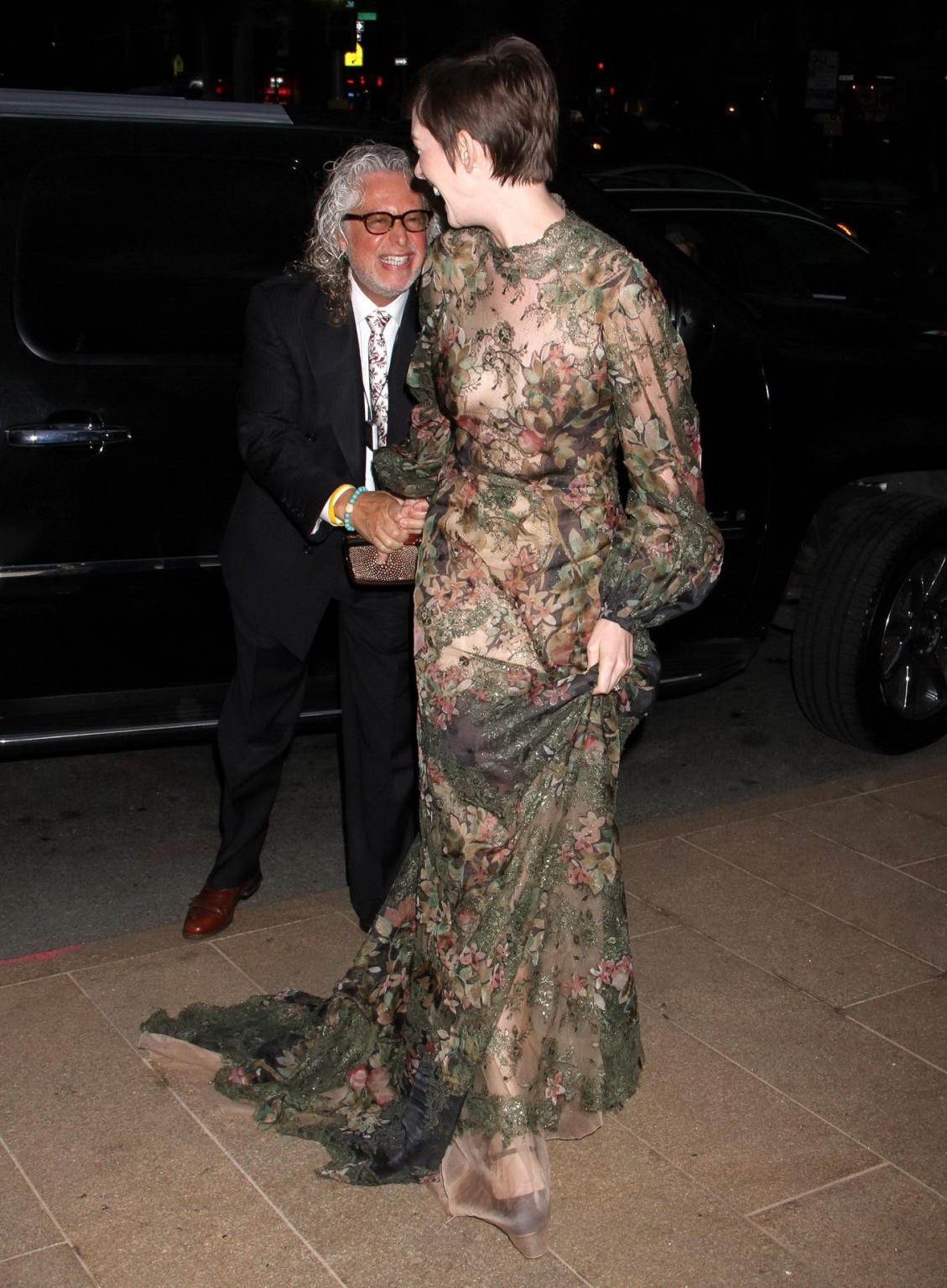 Anne Hathaway sans soutien-gorge dans une robe partiellement transparente au ballet de New York.
 #75252342