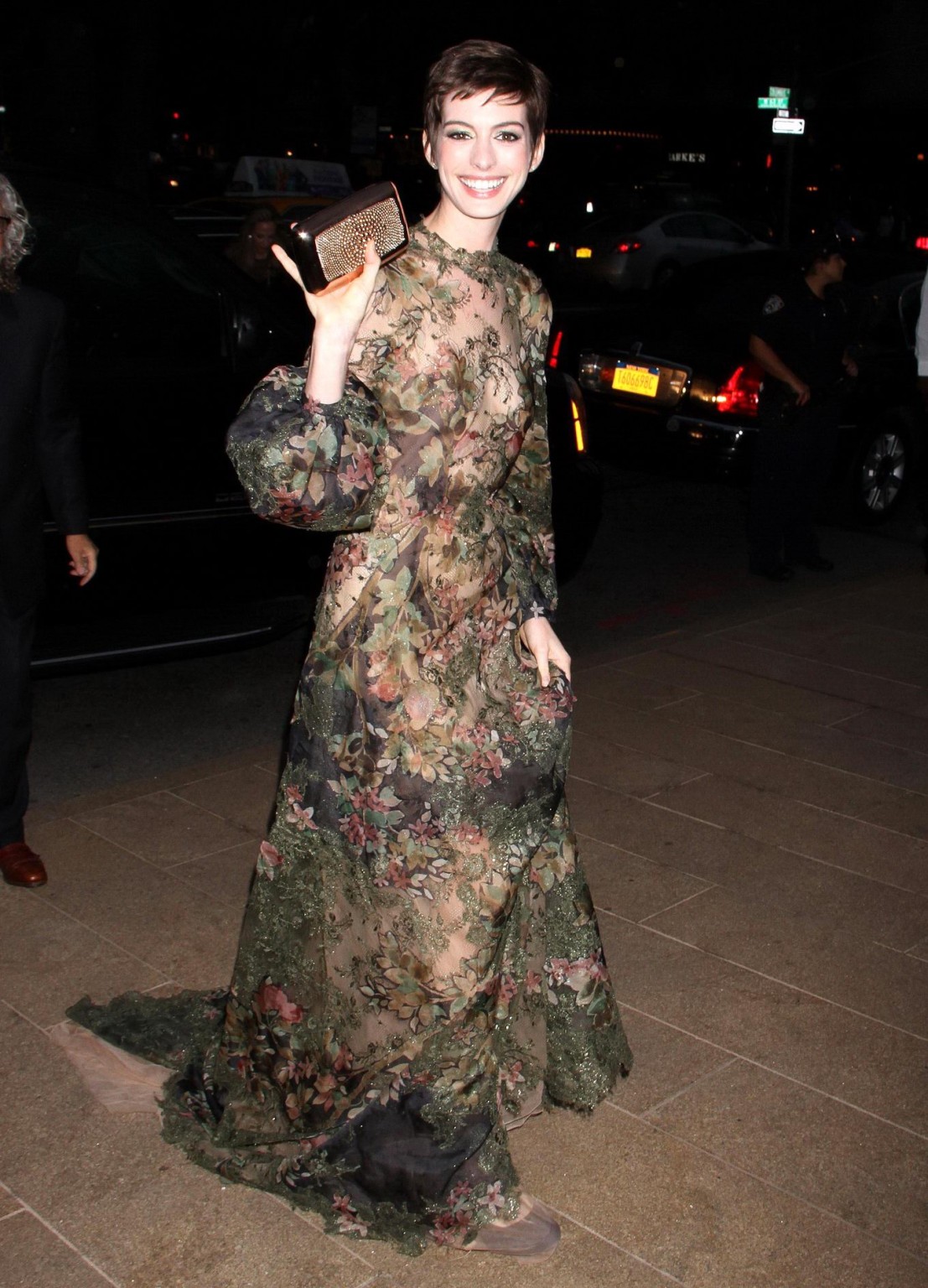 Anne Hathaway sans soutien-gorge dans une robe partiellement transparente au ballet de New York.
 #75252349