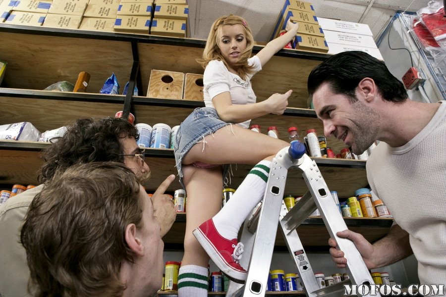 Lexi belle füttert ihre Muschi in einer Zoohandlung
 #75977499