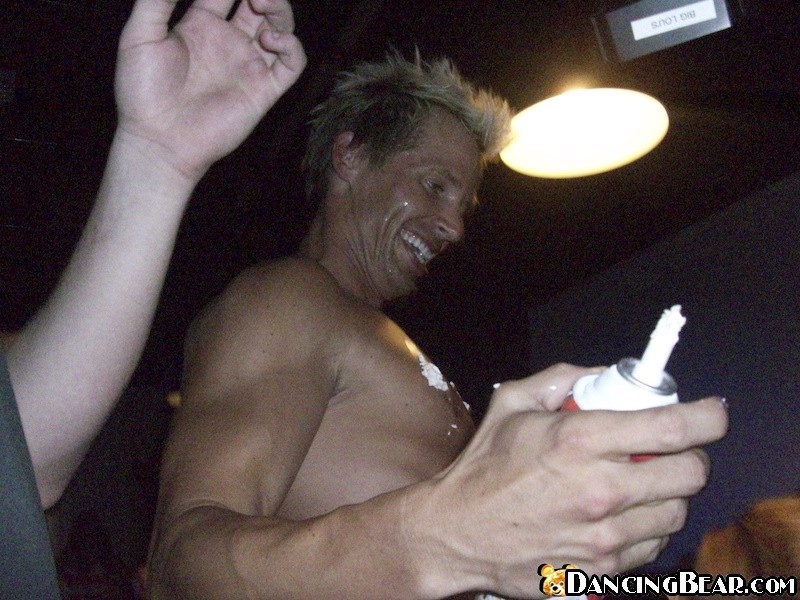 Strippers cachondos con pollas grandes follando con chicas en una fiesta
 #71552735