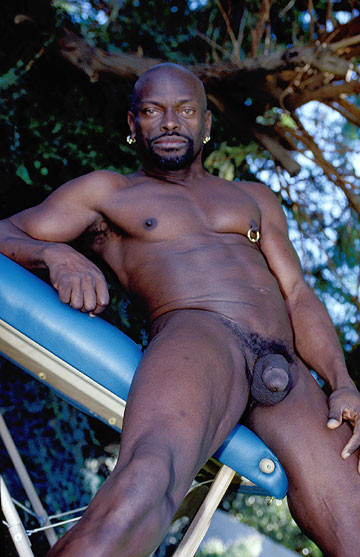 Des gays noirs nus et excités qui adorent taquiner et poser en plein air.
 #76978082