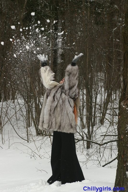 Nacktes Wintermädchen barfuß im Schnee
 #73281232